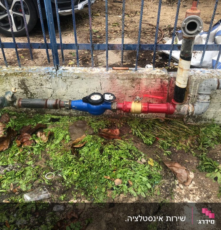 צינורות מים עם מד לחץ וברזים